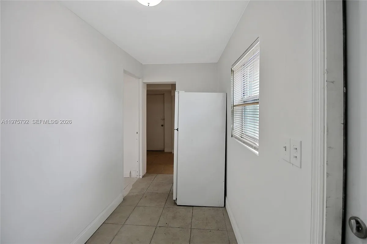 Building Photo - 1160 W 26th Ct #D