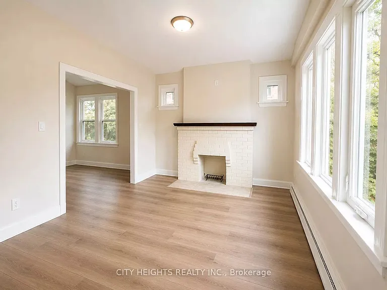 1561 Hurontario St — Photo 19