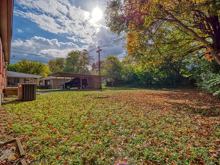 160 E Lowry Ln — Photo 3