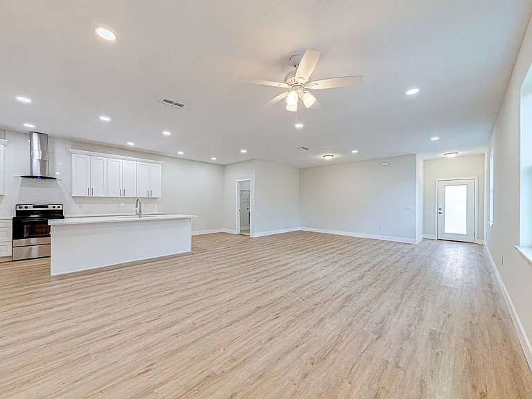 241 N Pine Ave — Photo 4