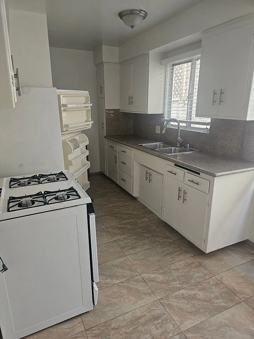 636 N. Sweetzer Ave. — Photo 2