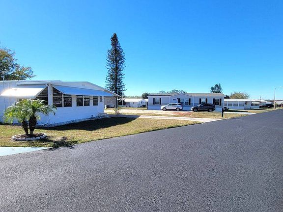4th image of 215 Green Haven Ln W