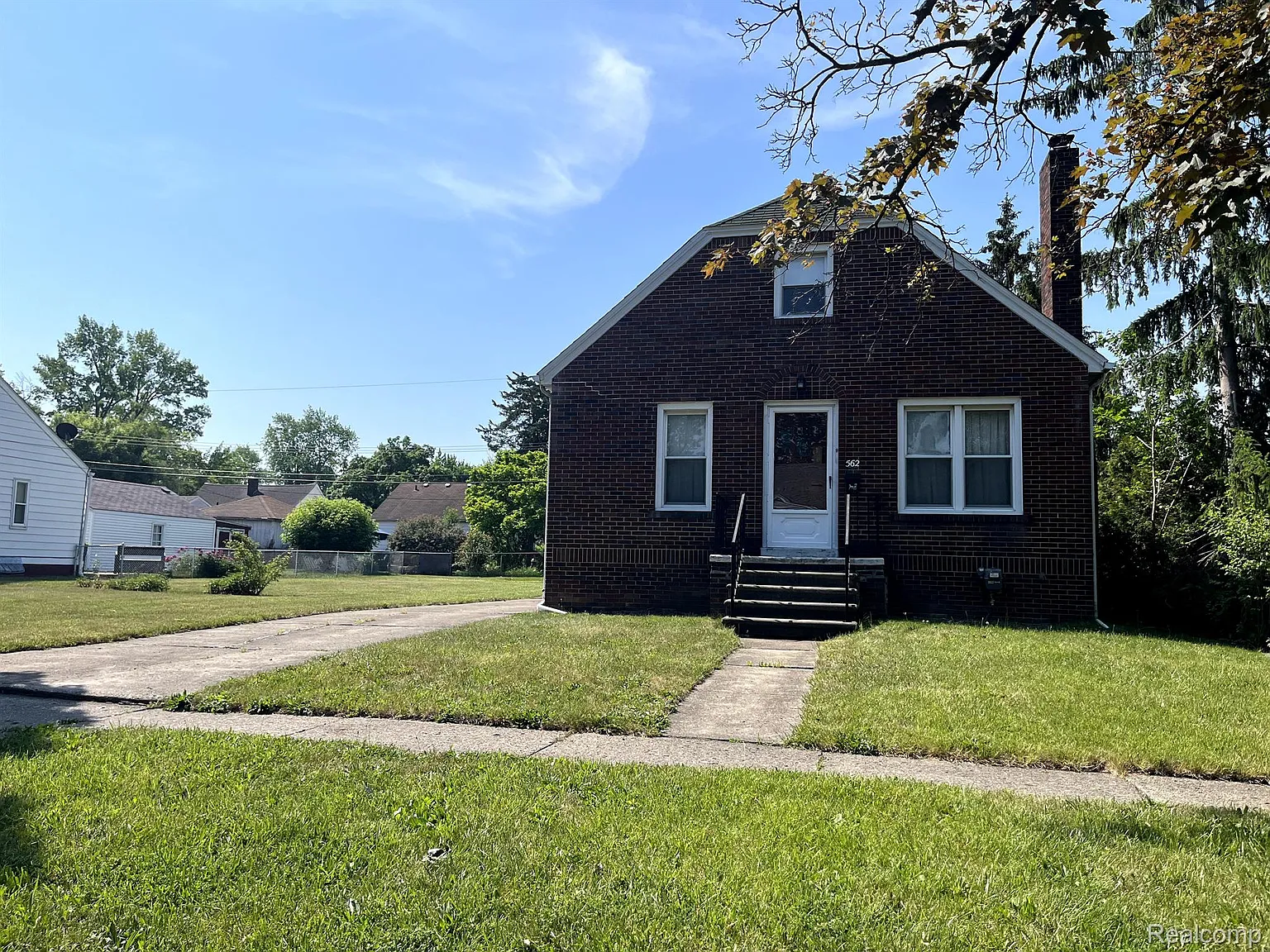 562 Markle Ave photo 1