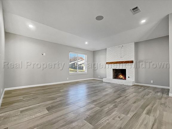 3rd image of 3308 Sunset Oaks St