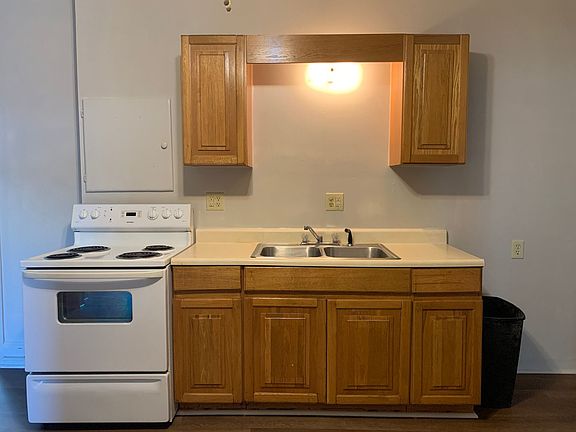 4th image of 204 Lincoln Way E APT D