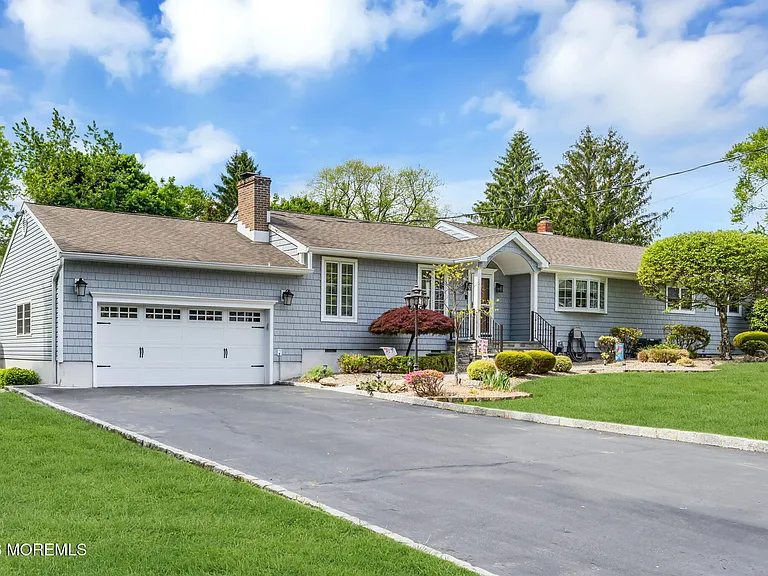 60 Farrell Dr — Photo 3
