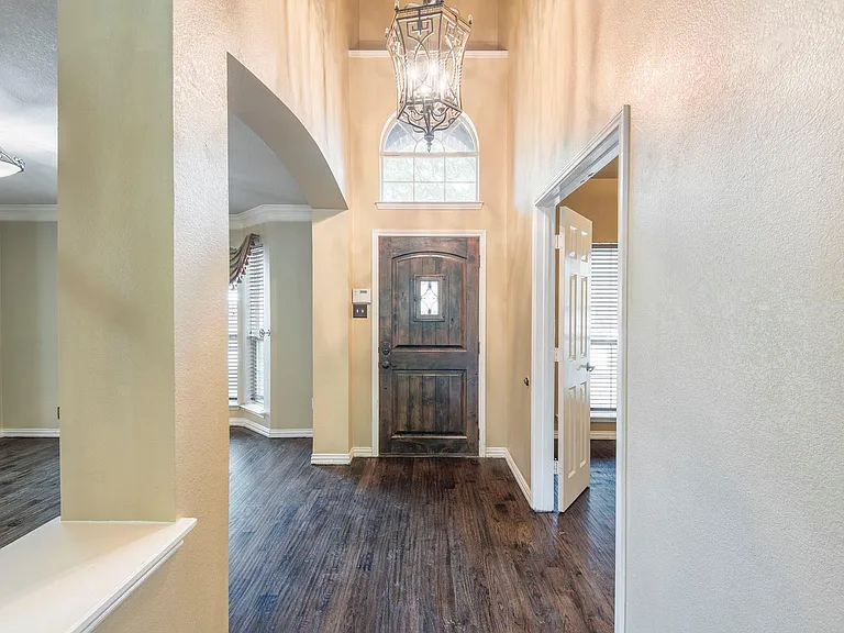 1169 London Dr — Photo 3