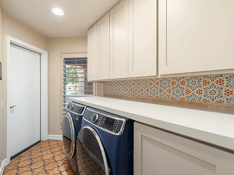 372 W Amoroso Dr — Photo 83