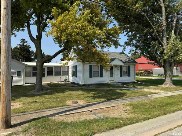 1001 S 6th St, Girard, IL 62640