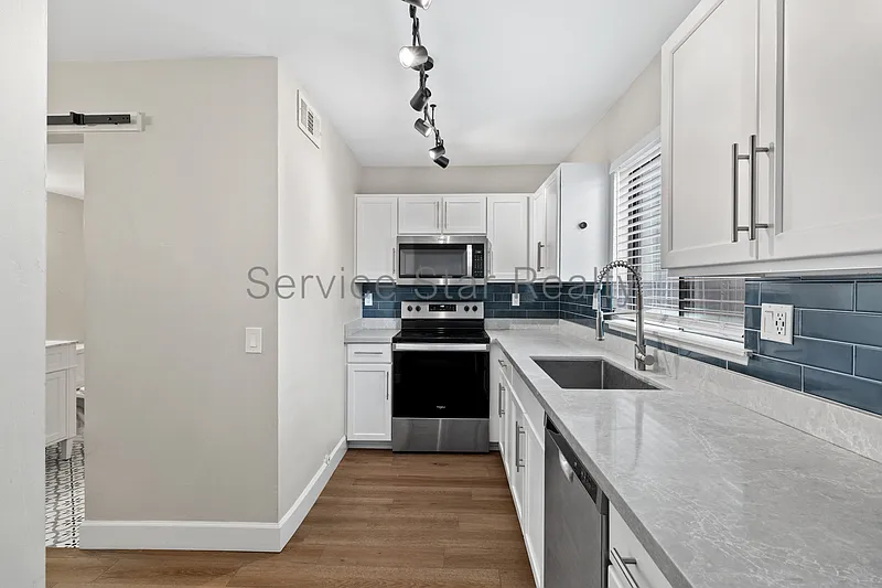 2 bed, 2.0 bath, 990 sqft, $1,950 — Photo 3