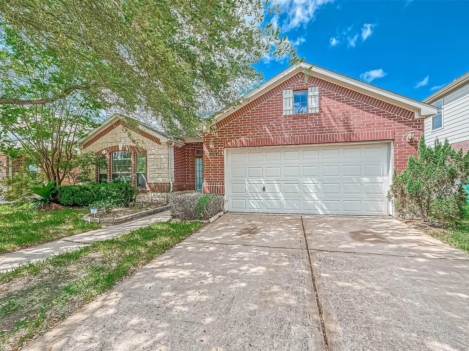 3 bed, 2.0 bath, 2748 sqft, $2,400 — Photo 2