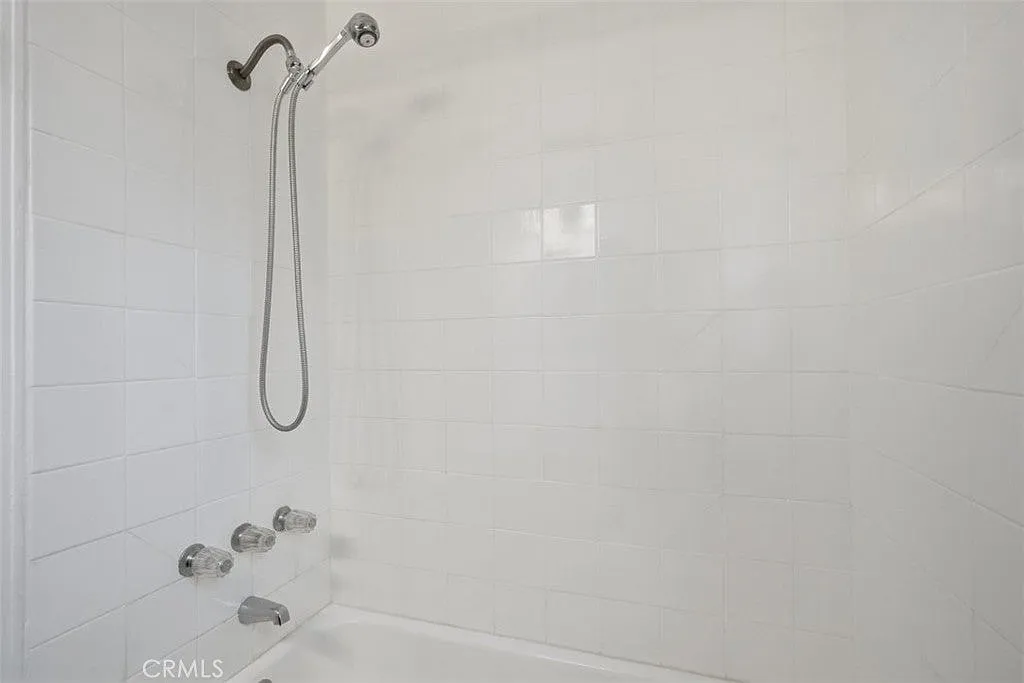 2 bed, 869 sqft, $3,000 — Photo 1