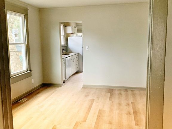 5th image of 410 Chamberlain St
