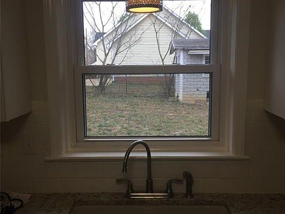 5th image of 303 Rosemont St