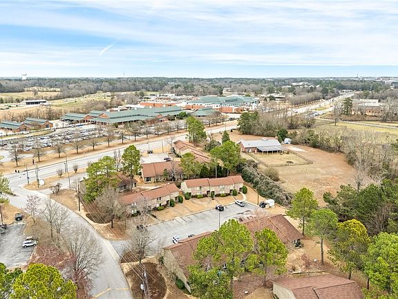 2nd image of 1013 Stonegate Dr APT B
