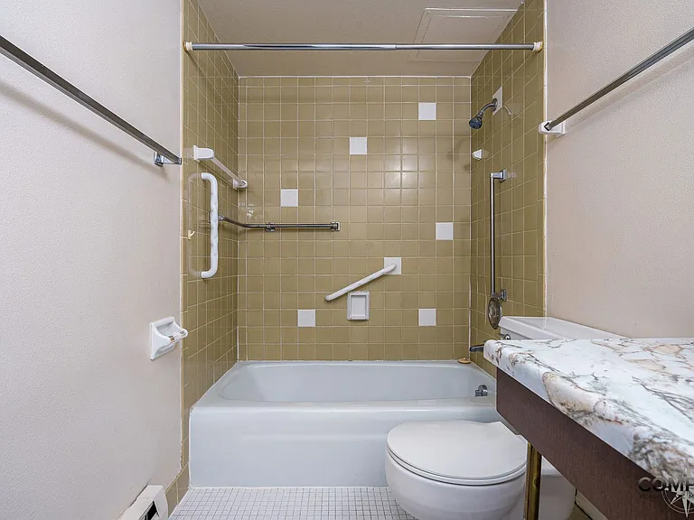 Half Moon Lake Apartments — Photo 25