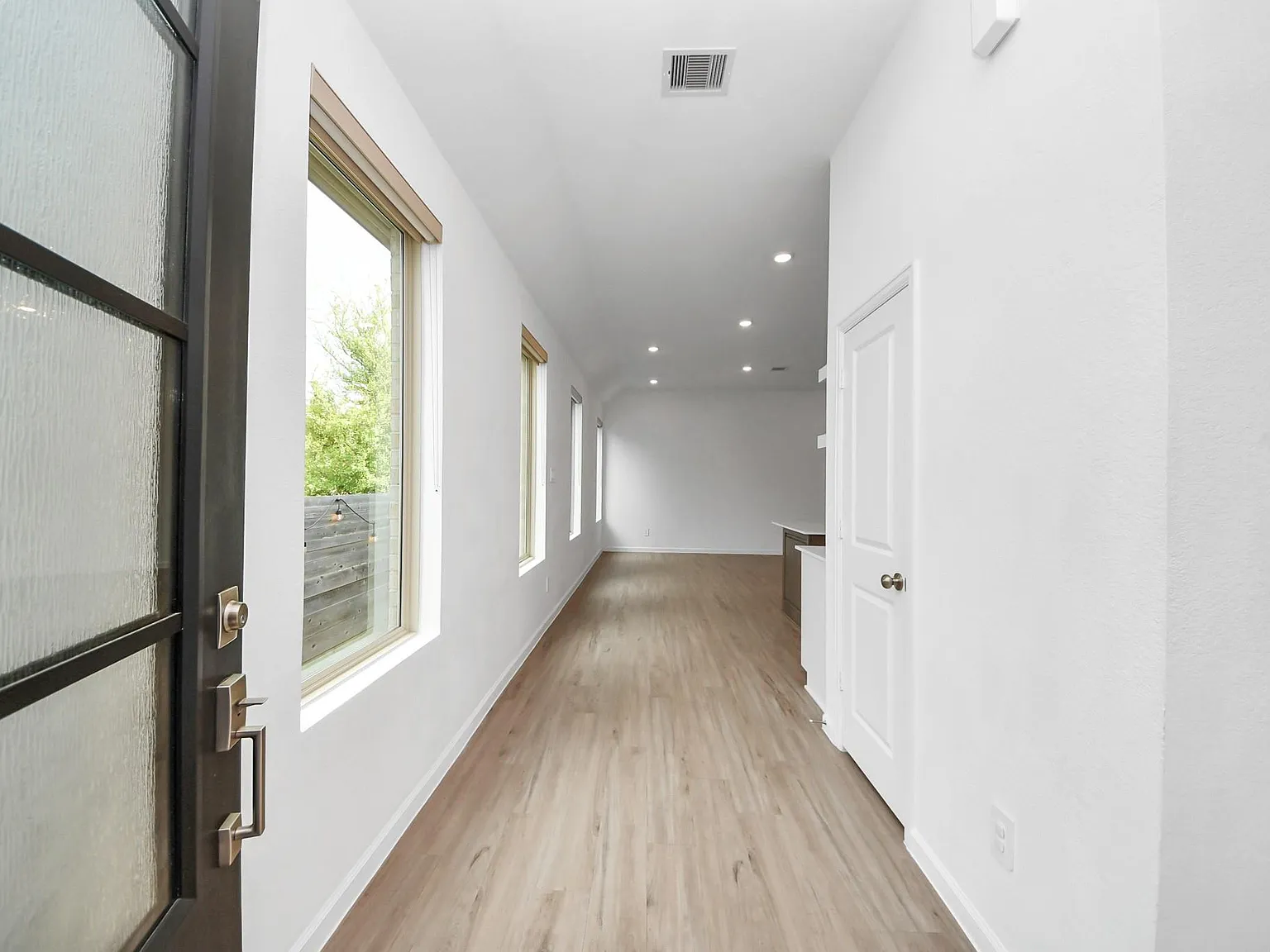 3 bed, 2.0 bath, 1512 sqft, $2,400 — Photo 3