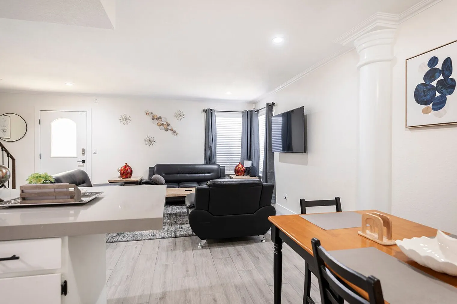 2 bed, 1.0 bath, $2,152 — Photo 2
