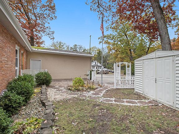 2nd image of 44 Woodmer Ln