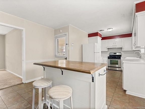 5th image of 138 Heather St
