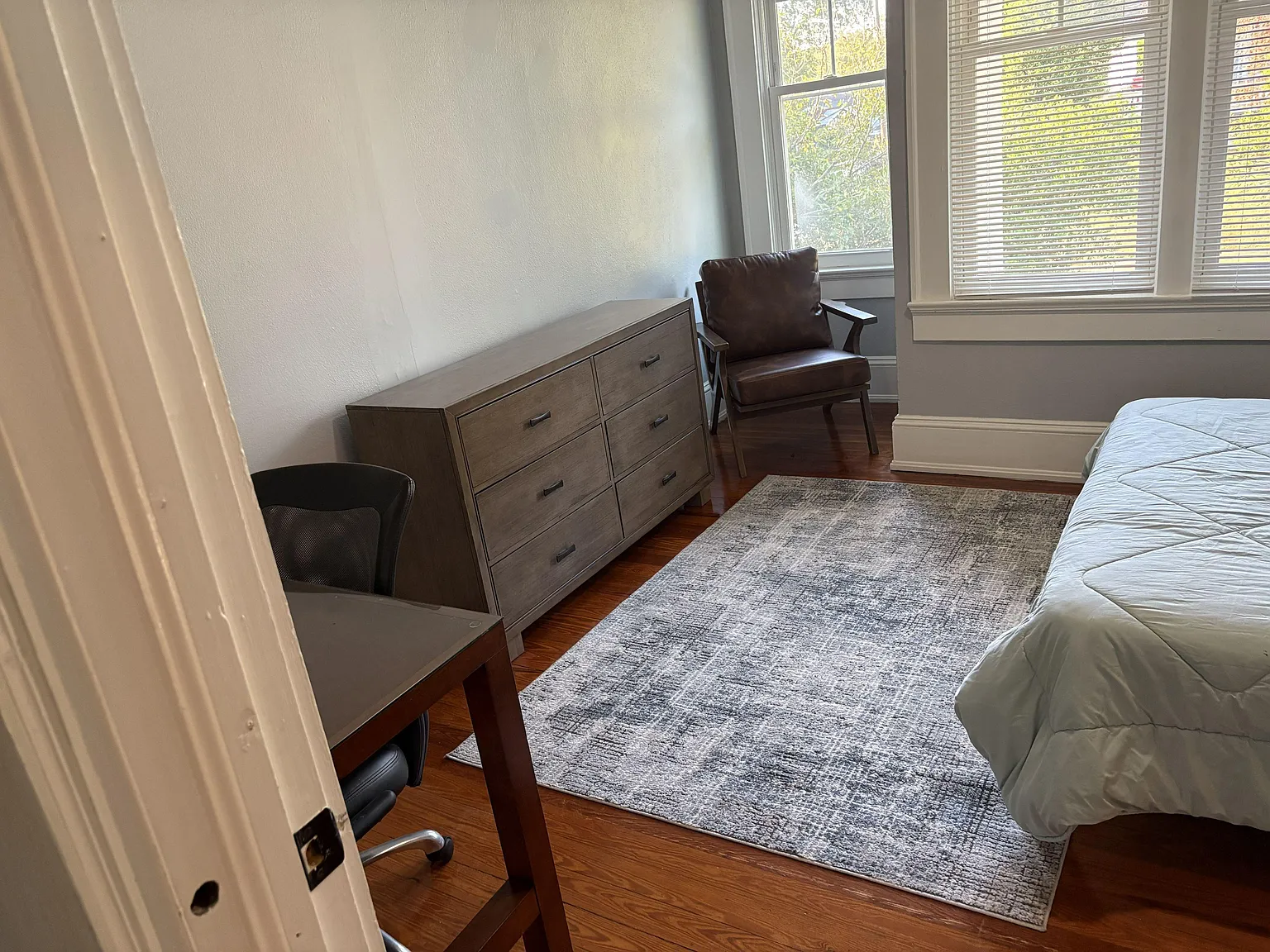 4 bed, 1.0 bath, 4158 sqft, $910 — Photo 2