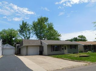 408 Sherwood Dr, Pekin, IL 61554
