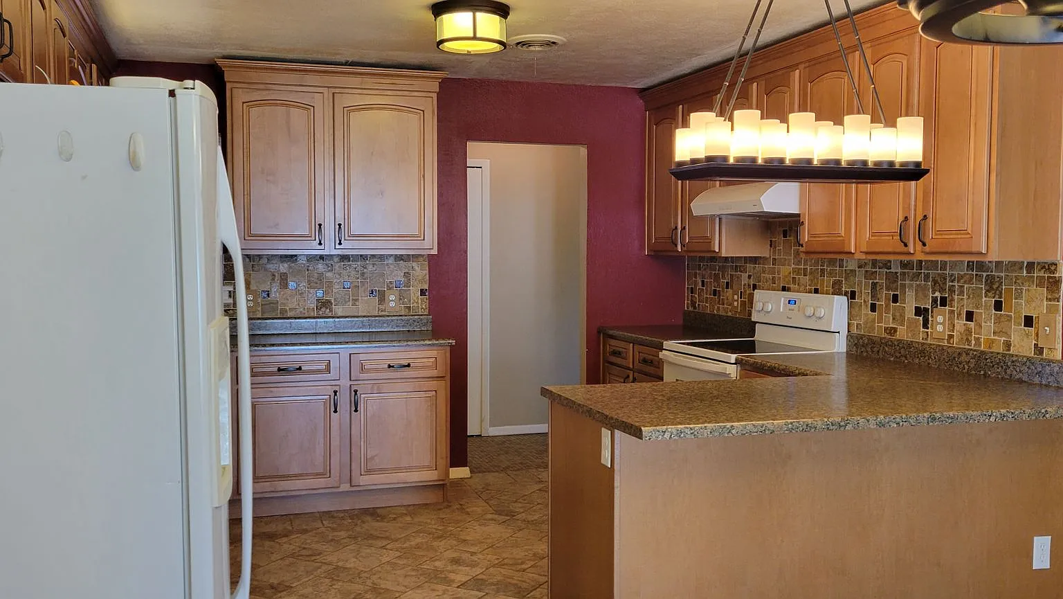 Large Home On Quiet Street — Photo 3