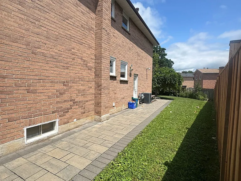 50 Adrian Cres — Photo 3
