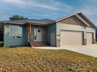 5204 Hendrickson Dr, Bismarck, ND 58504