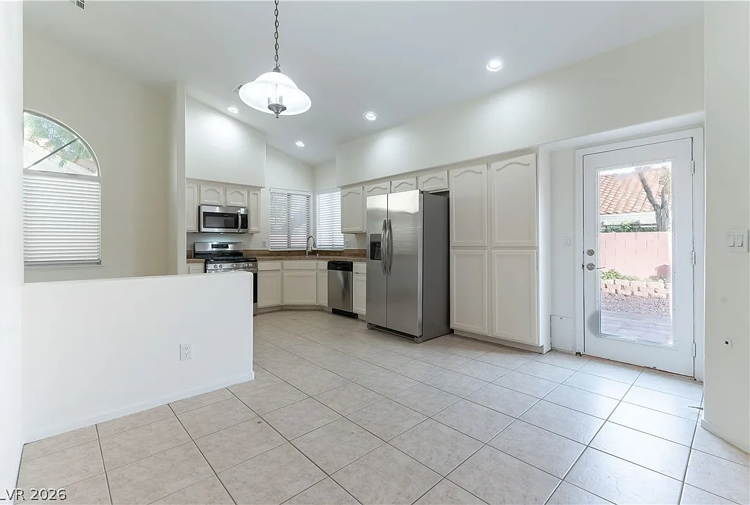 3 bed, 2.0 bath, 1347 sqft, $1,895 — Photo 2