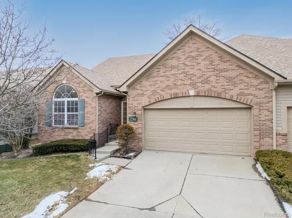 236 Winslow Cir, Walled Lake, MI 48390