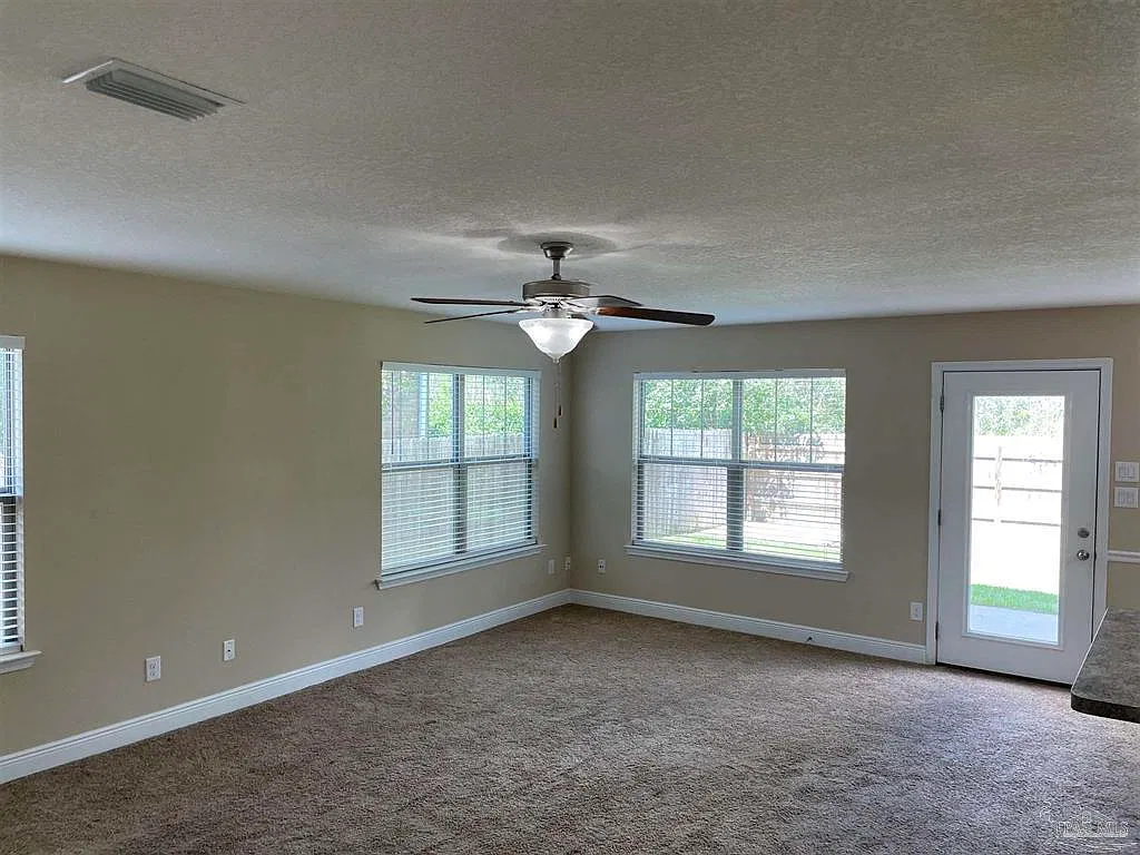 3 bed, 2.5 bath, 1648 sqft, $1,800 — Photo 2