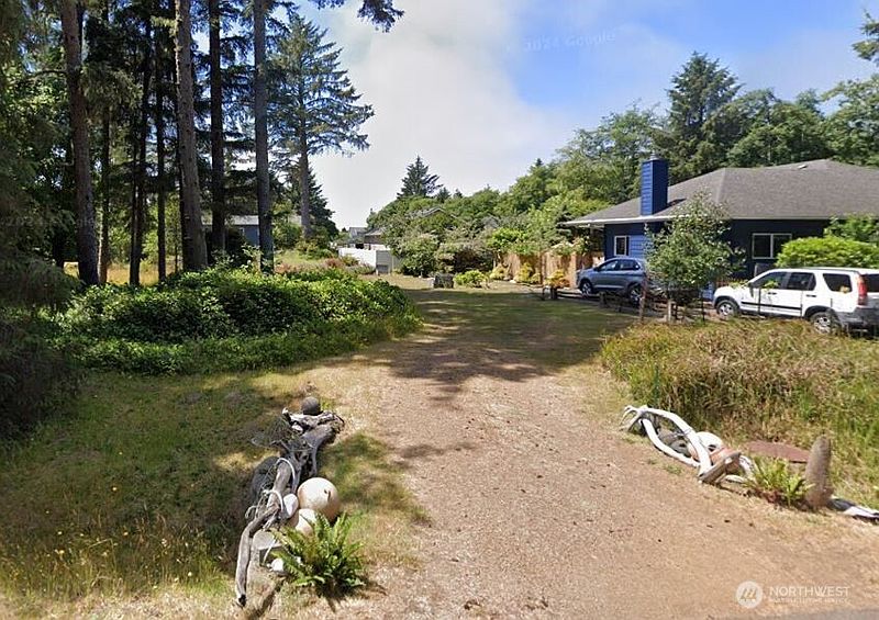 2nd image of 657 Sollecks Avenue SE