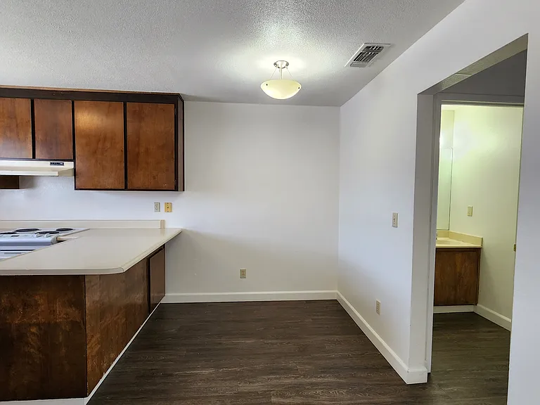 1115 N Lincoln St #B — Photo 8