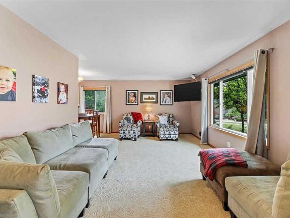 4th image of 632 Hollybrook Ln
