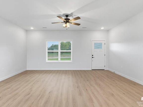 3rd image of 1102 Highland Dr