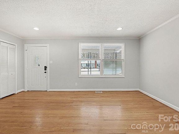 3rd image of 742 N Mulberry St
