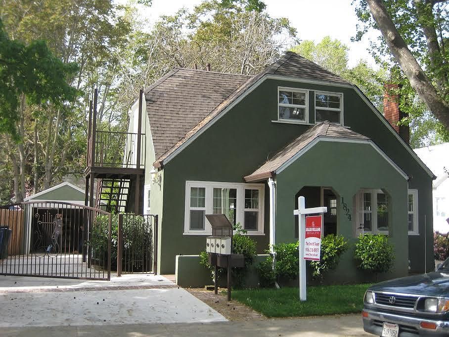 Property front look
2B/1b down stairs unit