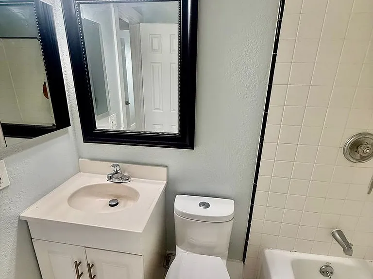 Howard & Lexington Apts — Photo 19
