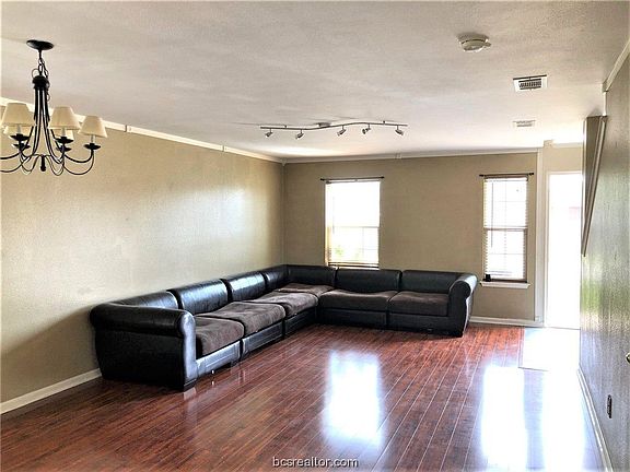 2nd image of 3717 Meadow View Dr