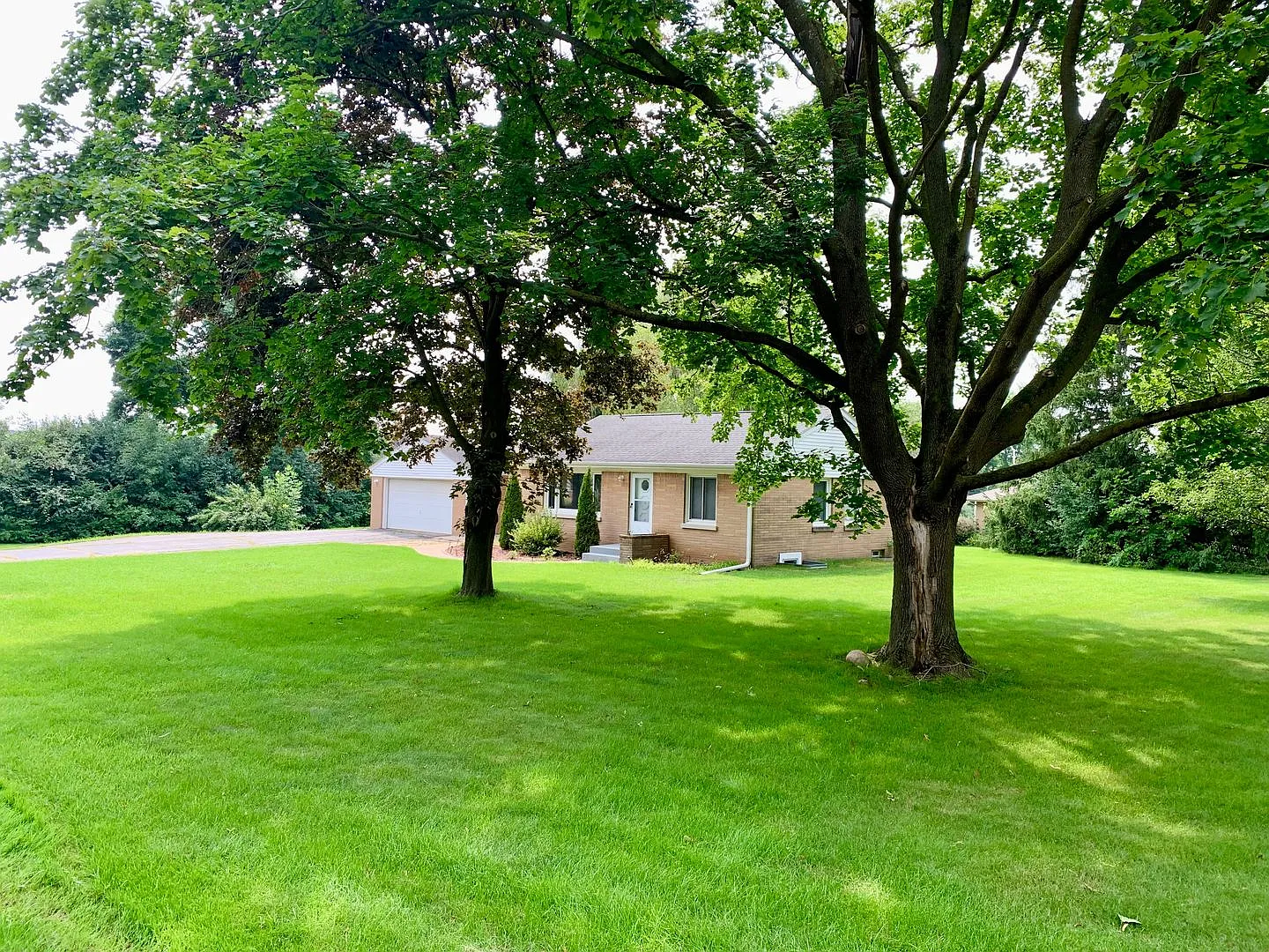 3-Bedroom Single Family Brookfield House — Photo 2