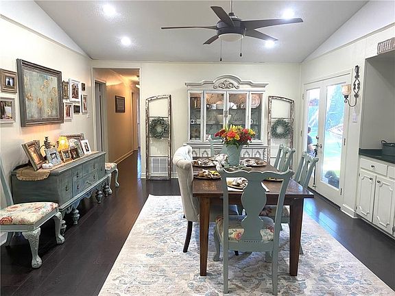 3rd image of 2153 S Glencove Ln