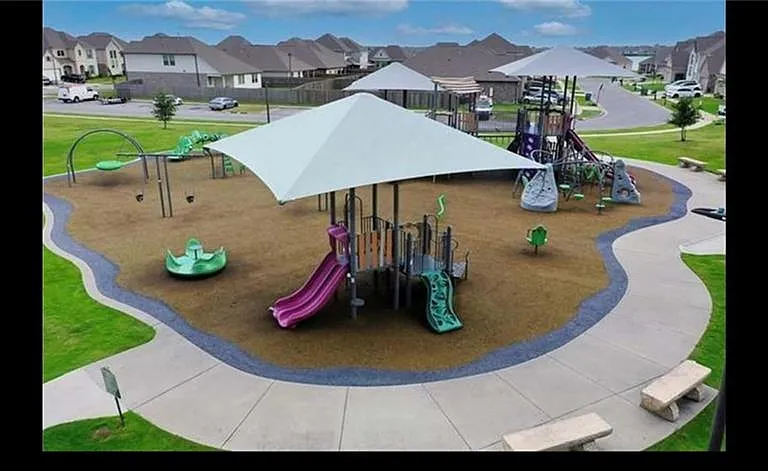 408 Lakeshore Vlg E — Photo 23