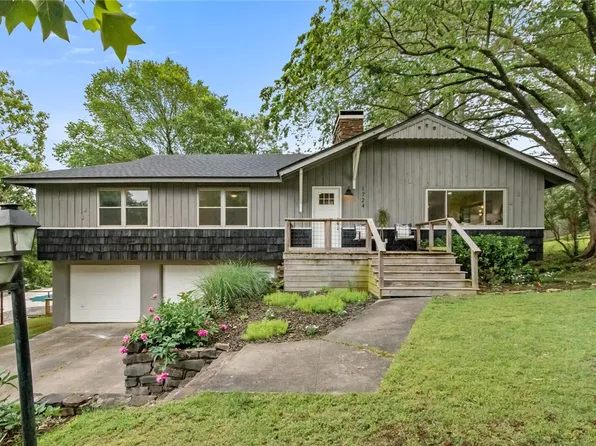 1724 N Greenvalley Ave, Fayetteville, AR 72703
