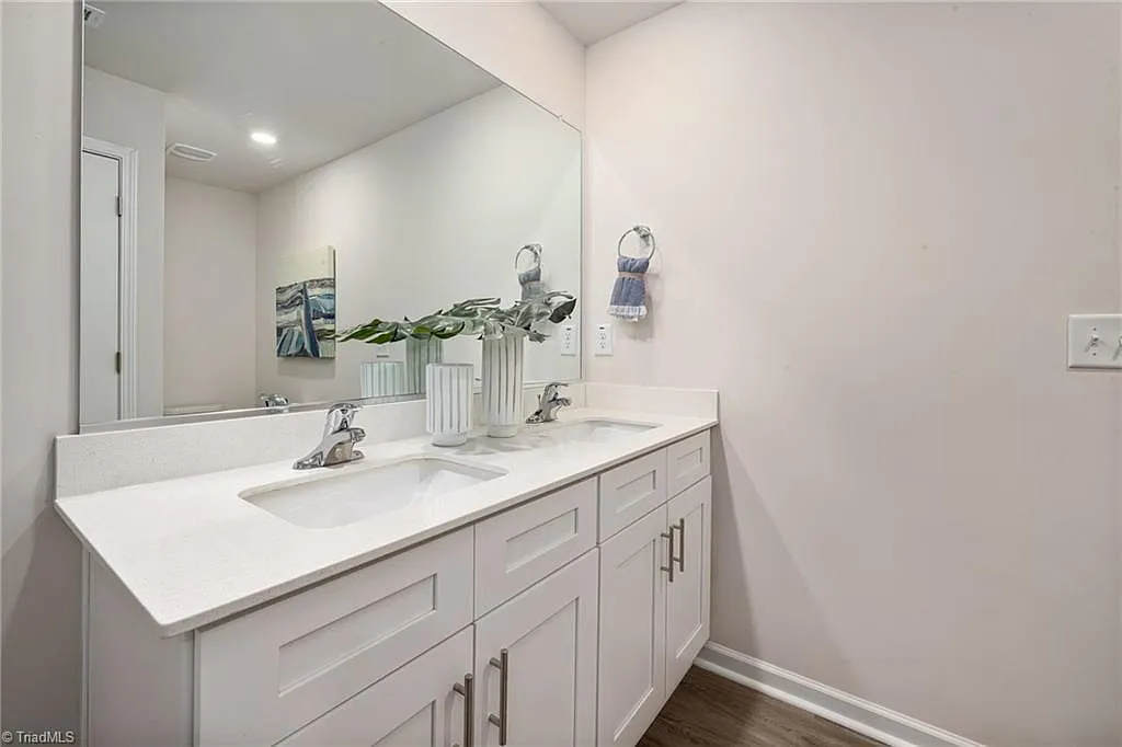 3 bed, 2.5 bath, 1428 sqft, $1,800 — Photo 4