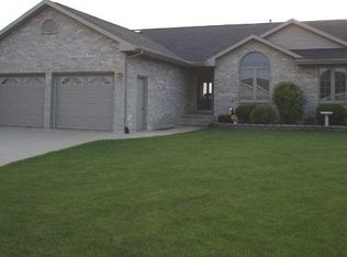 621 Melinda Dr, Peosta, IA 52068
