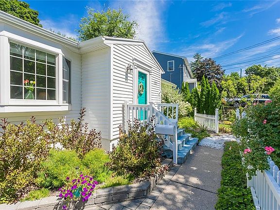 3rd image of 151 Roselawn Cres