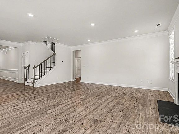 5th image of 141 Hornbeam Ln