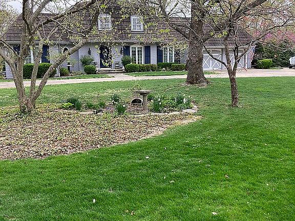 2nd image of 801 Elmwood Ln