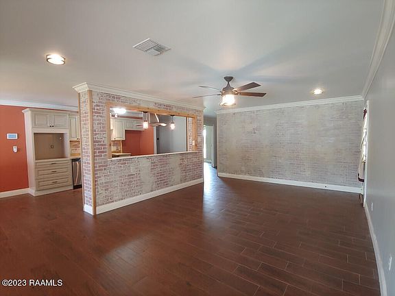 3rd image of 233 Orangewood Dr